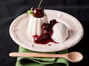 Panna cotta s třešněmi v červeném víně (Pöttschinger Rotweinkirschen) Panna cotta s třešněmi v červeném víně (Pöttschinger Rotweinkirschen)