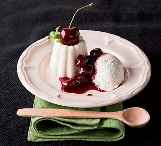 Panna cotta s třešněmi v červeném víně (Pöttschinger Rotweinkirschen)