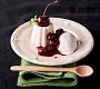 Panna cotta s třešněmi v červeném víně (Pöttschinger Rotweinkirschen)