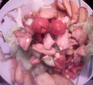 Zeleninový salát s kuřecím masem a americkým bramborem