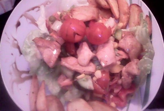 Zeleninový salát s kuřecím masem a americkým bramborem photo-0