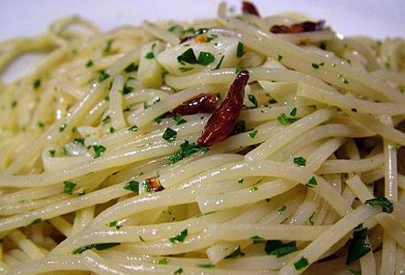 Spaghetti aglio, olio e peperoncini photo-0