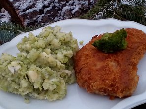 Brambory a řízky s brokolicí se sýrem