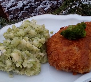 Brambory a řízky s brokolicí se sýrem Brambory a řízky s brokolicí se sýrem