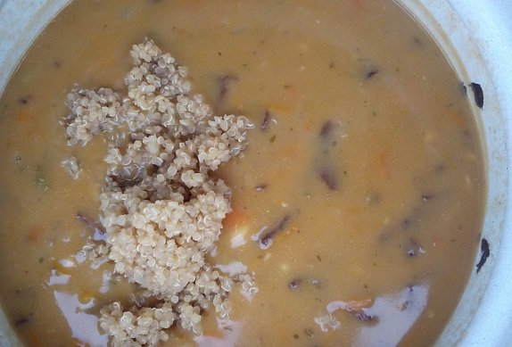 Drožďová polévka s houbami a quinoou