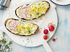 Chleba s avokádovou pomazánkou a vejci