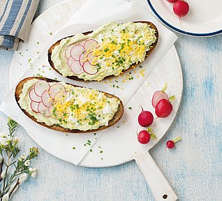 Chleba s avokádovou pomazánkou a vejci