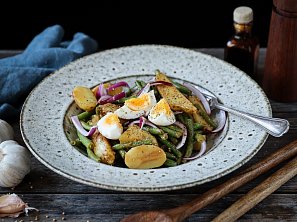 Bramborový salát se zelenými fazolkami