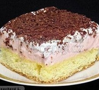 Jahodové řezy s pudinkovým krémem a šlehačkou