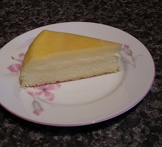 Dvouvrstvý koláč z jednoho těsta, co se rozdělí na dvě vrstvy sám