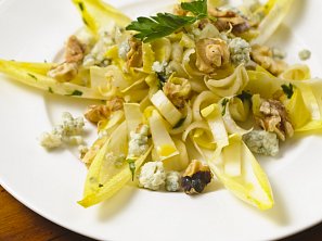 Čekankový salát se sýrem a ořechy