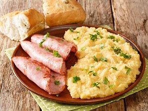 Hrachová kaše s klobásou a kyselou okurkou