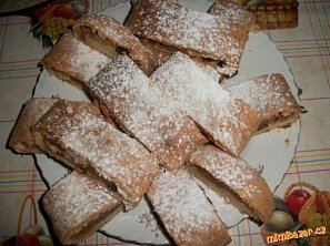 Netradiční štrúdl s drobenkou uvnitř