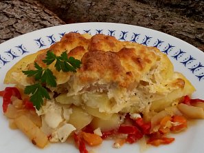 Kotlety pečené na bramborách se zeleninou