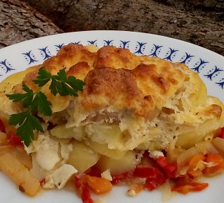 Kotlety pečené na bramborách se zeleninou