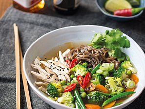 Kuřecí miso polévka s nudlemi a zeleninou