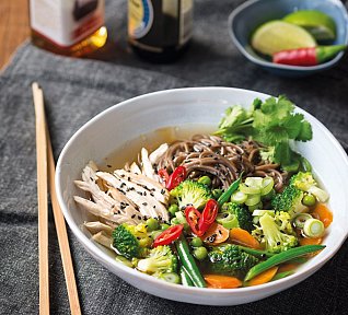 Kuřecí miso polévka s nudlemi a zeleninou