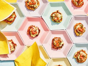 Bramborové lívanečky s lososem a avokádovou omáčkou