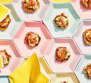 Bramborové lívanečky s lososem a avokádovou omáčkou