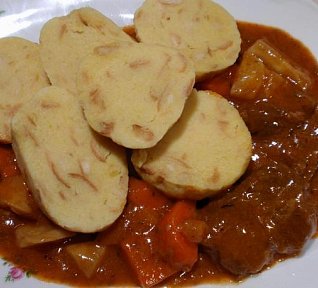 Česnekové bramborové knedlíky s houskou