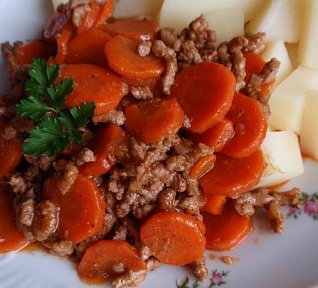 Dušená mrkev v mletém mase