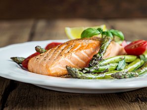 Zapečený losos s chřestem