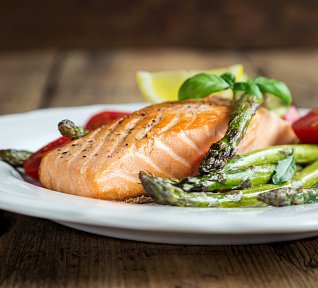 Zapečený losos s chřestem