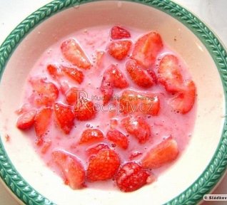 Jahodová polévka mléčná