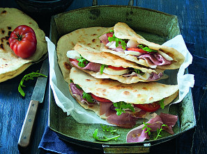 Piadina s prosciuttem, mozzarellou a rukolou