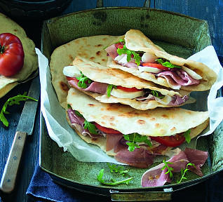 Piadina s prosciuttem, mozzarellou a rukolou