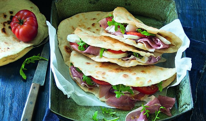Piadina s prosciuttem, mozzarellou a rukolou