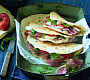 Piadina s prosciuttem, mozzarellou a rukolou