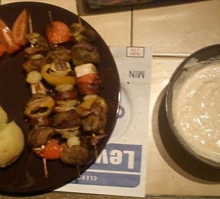 Vepřový špíz s bramborem ve slupce