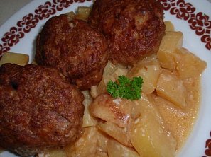 Brambory s karbanátky na smetaně - pečené