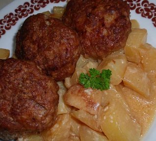 Brambory s karbanátky na smetaně - pečené Brambory s karbanátky na smetaně - pečené