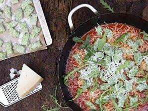 Nadýchané domácí noky s rajčatovou omáčkou