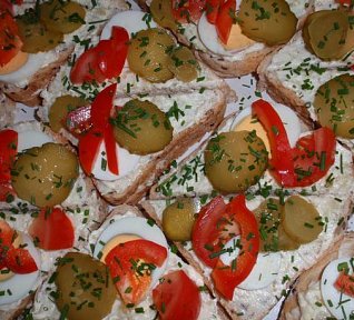 Báječné chlebíčkové tousty s tvarůžkovou pomazánkou Báječné chlebíčkové tousty s tvarůžkovou pomazánkou