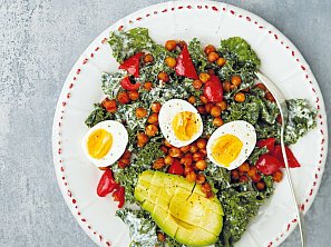 Kadeřávkový salát s cizrnou a avokádem