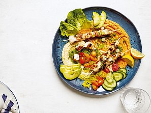 Kuřecí špízy s hummusem a zeleninou