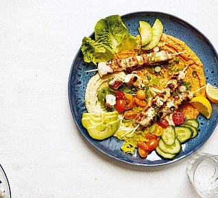 Kuřecí špízy s hummusem a zeleninou