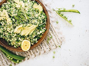 Bylinkový salát s hráškem a avokádem