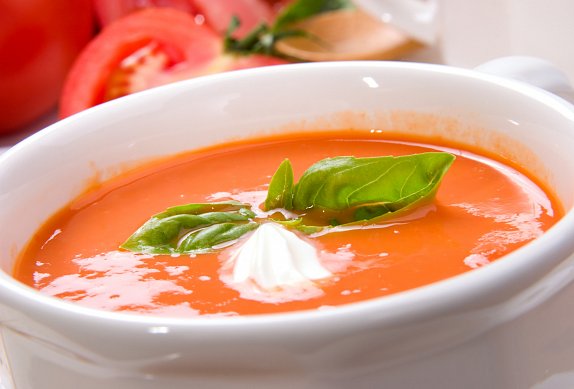 Úžasná hustá, krémová a lehce pikantní rajčatová polévka