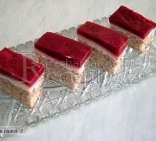 Ořechová buchta s jahodovým želé