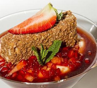 Limetkový krém s malinami a čokoládovou omáčku