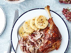 Pečená husa s brusinkovým zelím