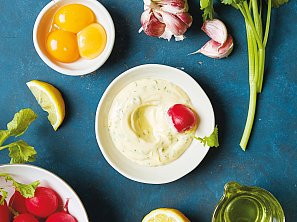 Domácí bylinková majonéza s česnekem