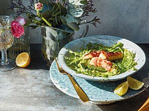 Halloumi ve slanině s hráškovým salátem