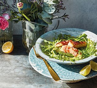 Halloumi ve slanině s hráškovým salátem