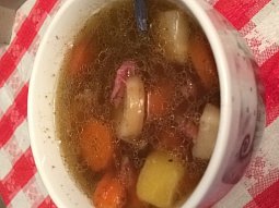 Uzena polévka se zeleninou a bramborem.