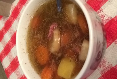 Uzena polévka se zeleninou a bramborem.